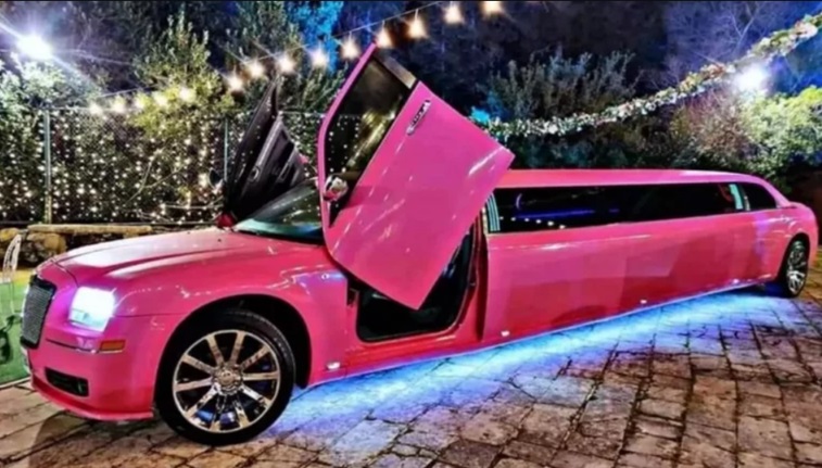 Chrysler Barbie — różowa limuzyna z otwartymi drzwiami jet door