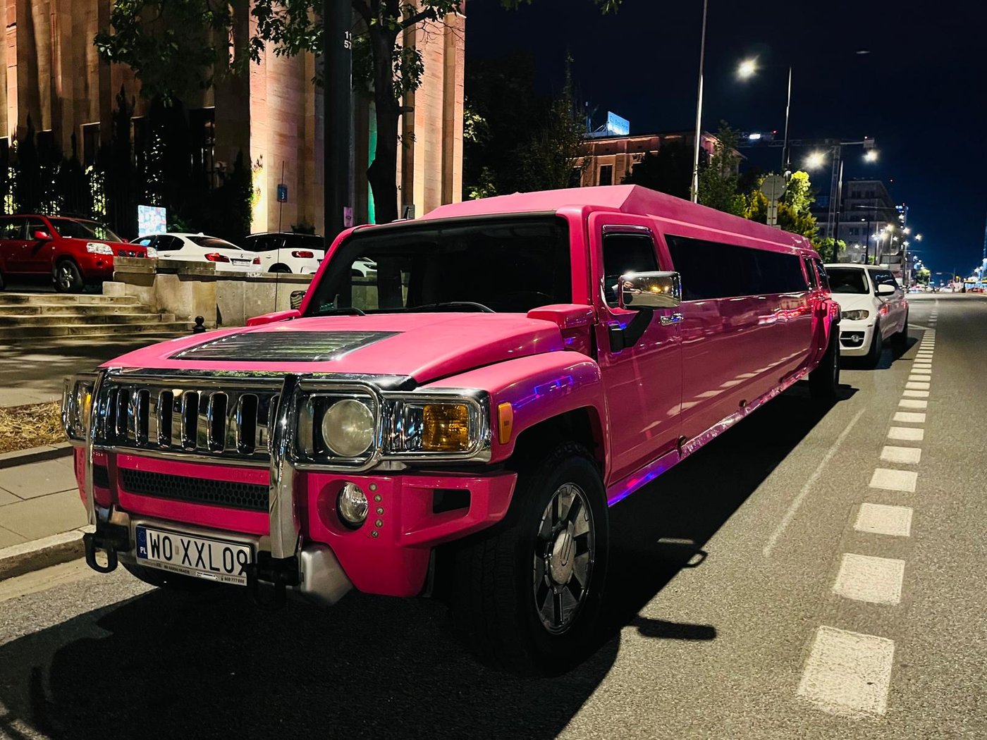 Różowy Hummer nocą — wejście przez jet door