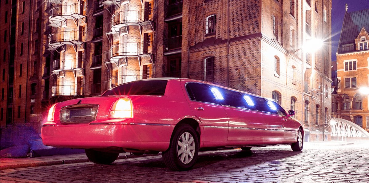 Lincoln Pink — różowy sedan limuzyna na nocnej ulicy
